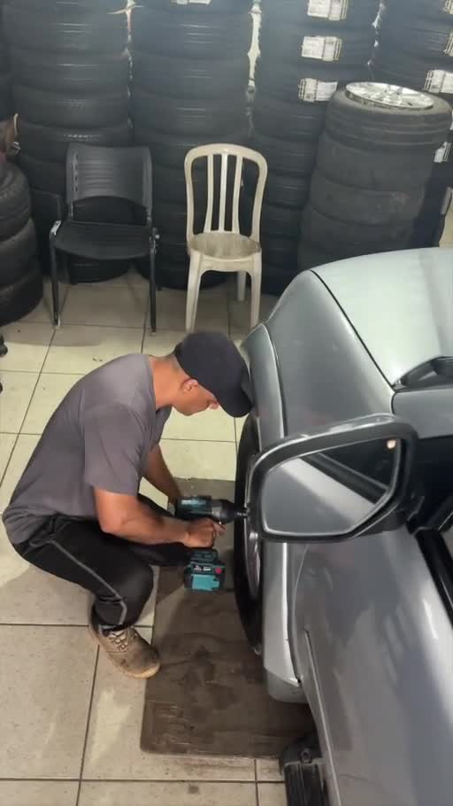 Montagem de pneu na oficina Edy Pneus 2 em Guarapari